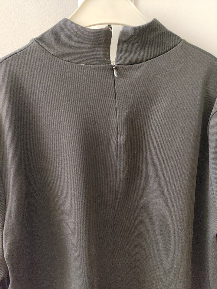 Yüksek Yaka Siyah Tişört - Görsel 5