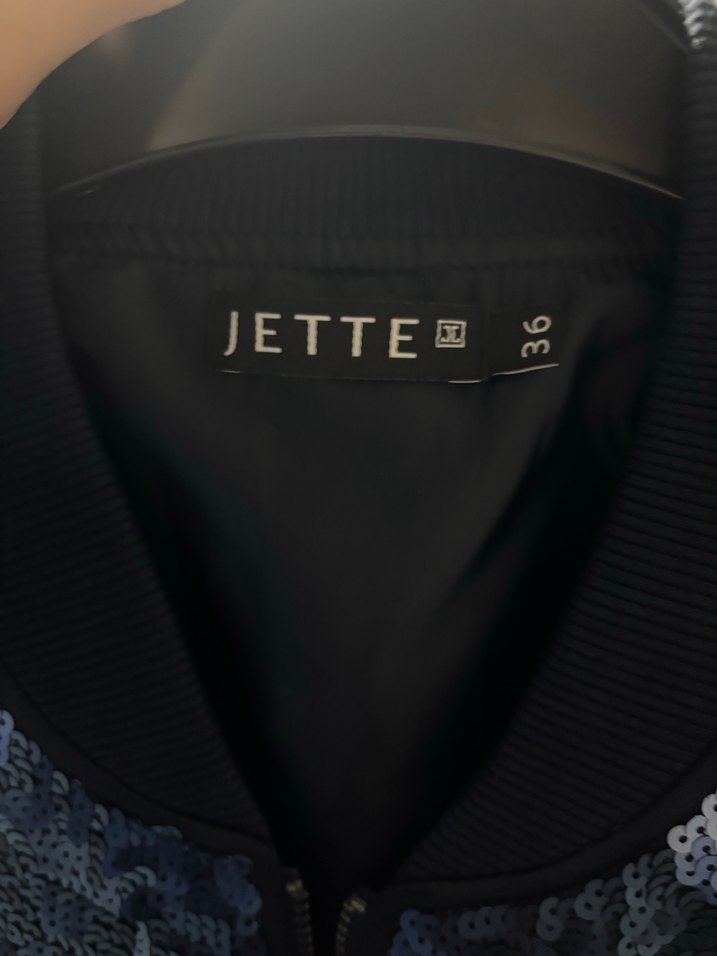 Pul Detaylı Kadın Ceket - Görsel 4