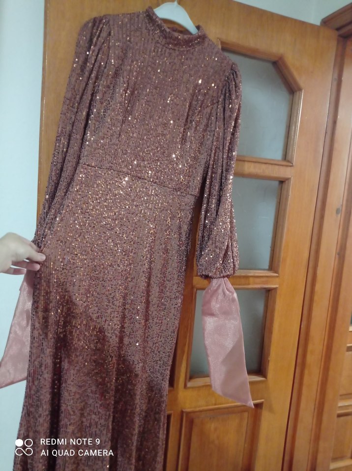 Uzun Parlak Kahverengi Drapeli Abiye Elbise - Görsel 2