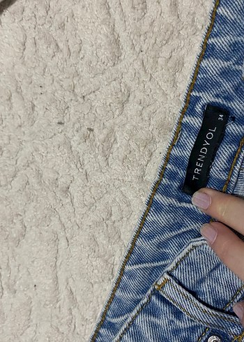 Kadın Mavi Yırtık Bol Kesim Denim Şort - Görsel 4