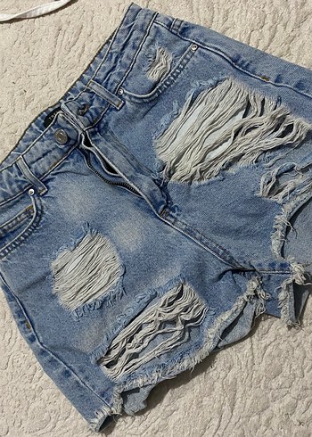 Kadın Mavi Yırtık Bol Kesim Denim Şort - Görsel 3