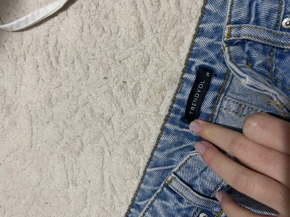 Kadın Mavi Yırtık Bol Kesim Denim Şort - Görsel 4