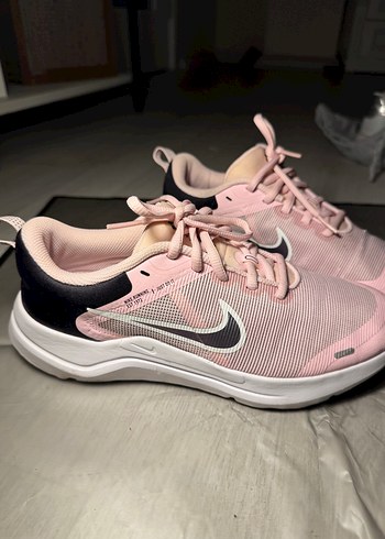 Pembe Bağcıklı Nike Spor Ayakkabı