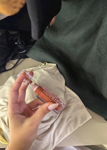 Beden kahverengi Renk Huda Beauty Açık Bej Ruj
