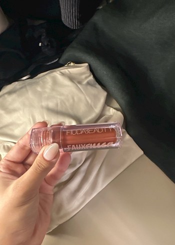 Beden Huda Beauty Açık Bej Ruj