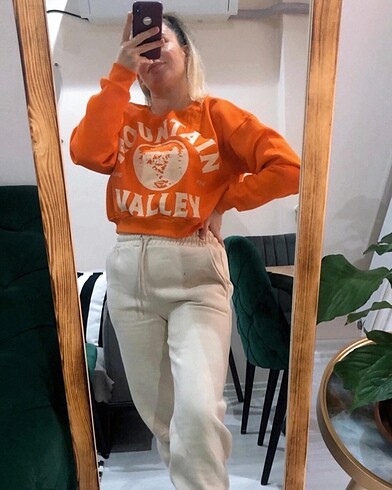 l Beden Crop model Sweatshirt
