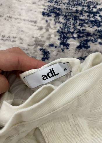 Kadın Beyaz Pamuklu Kemerli Bol Kesim Jean - Görsel 3