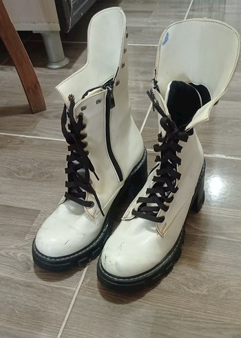 Beyaz Bağcıklı Stiletto Topuklu Gotik Kadın Bot