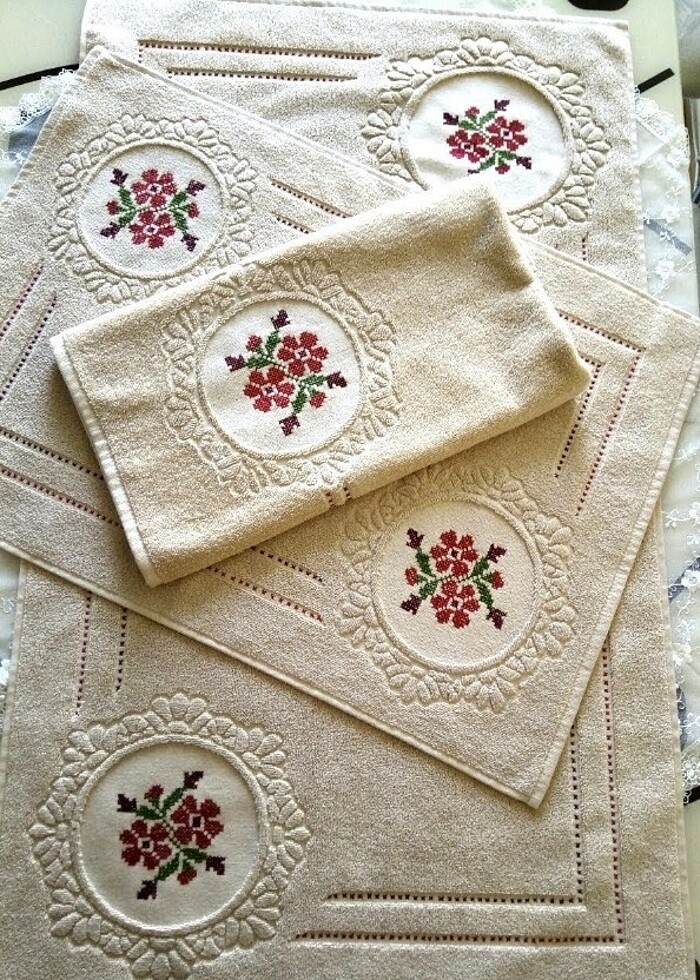 Kanaviçe işlemeli banyo seti 3 parça  - Görsel 2