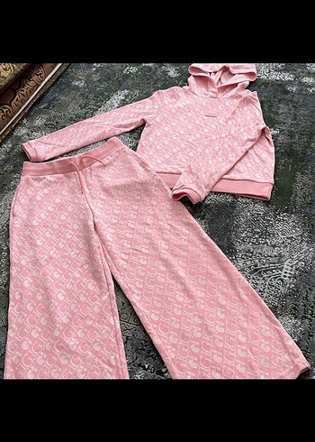 Dantel Detaylı Pembe Kapüşonlu Kadın Eşofman Takımı guess marka