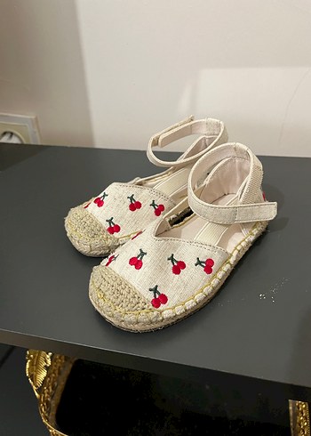 Nakışlı Beyaz Kız Çocuk Sandalet Zara - Görsel 3