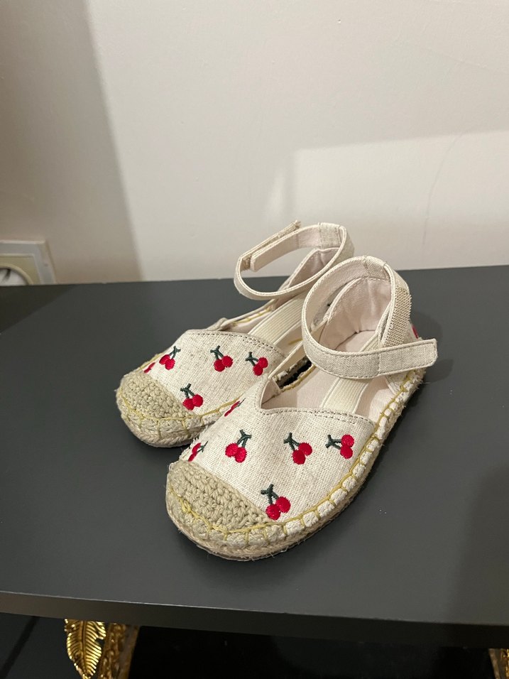 Nakışlı Beyaz Kız Çocuk Sandalet Zara - Görsel 4