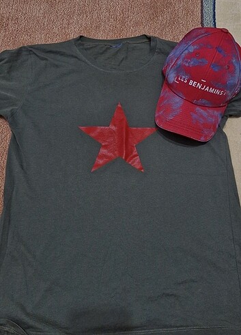 T-shirt ve şapka 