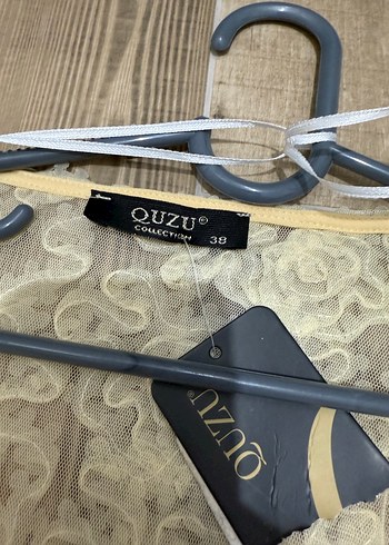 38 Beden Dantel Detaylı V Yaka Kısa Bej Bluz