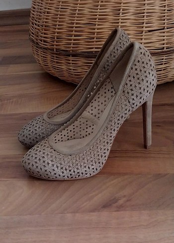 Dantel Detaylı Bej Süet Stiletto