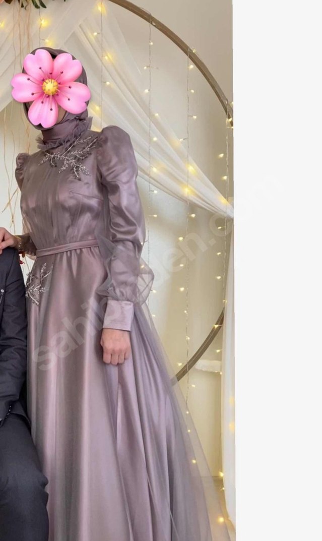 Uzun Kollu Yüksek Yakalı Mor İşlemeli Abiye - Görsel 3