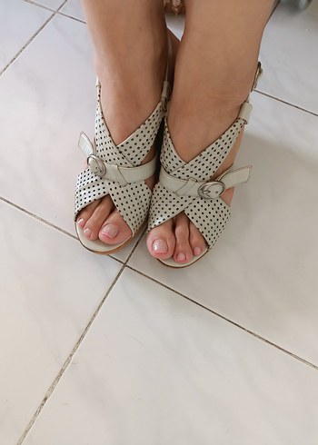 Beyaz Puantiyeli Dolgu Topuklu Kadın Sandalet
