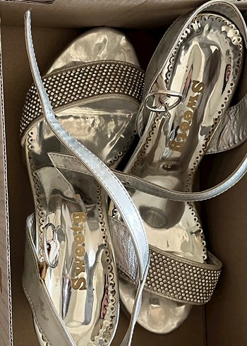 gümüş renkli önü açık taşlı kız cocuk topuklu ayakabı - Görsel 2