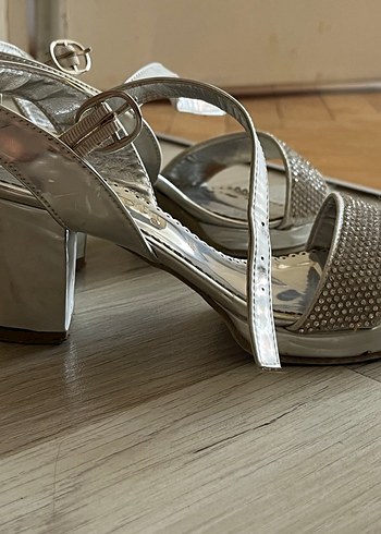 gümüş renkli önü açık taşlı kız cocuk topuklu ayakabı - Görsel 3