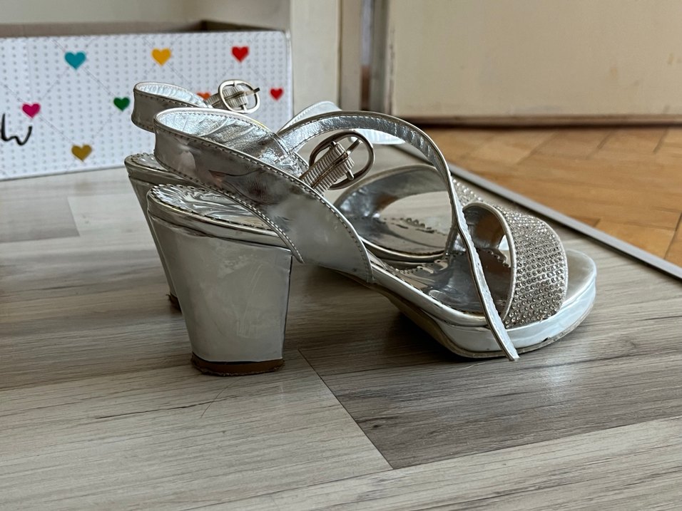 gümüş renkli önü açık taşlı kız cocuk topuklu ayakabı - Görsel 4