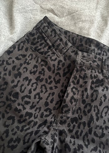 Düğmeli siyah kadife leopar desenli Kadın Pantolon - Görsel 4