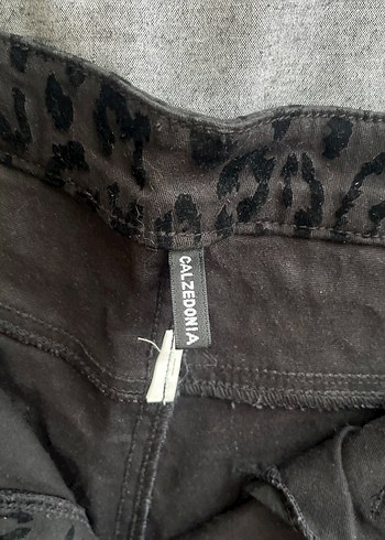 Düğmeli siyah kadife leopar desenli Kadın Pantolon - Görsel 3