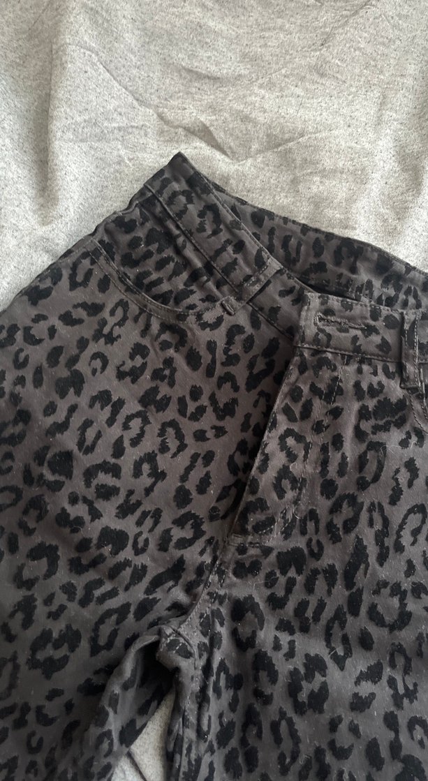 Düğmeli siyah kadife leopar desenli Kadın Pantolon - Görsel 4