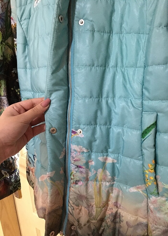 Çiçek desenli turkuaz renkli mont - Görsel 3