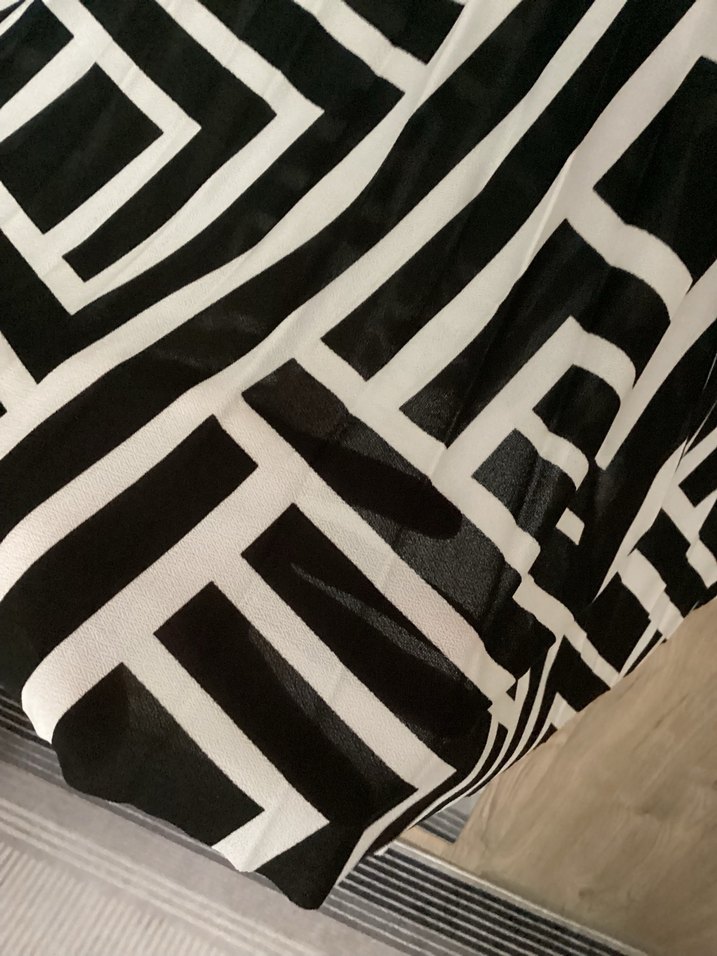 Desenli Pileli Siyah Uzun Etek - Görsel 2