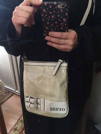 Deri Detaylı Beyaz Guess Marka Postacı Çanta