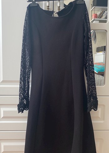 Siyah dantel kol detaylı mini elbise
