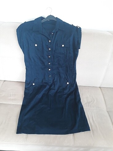 LC Waikiki Elbisenin rengi laciverttir