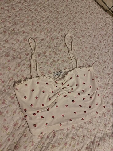 çilekli bershka crop