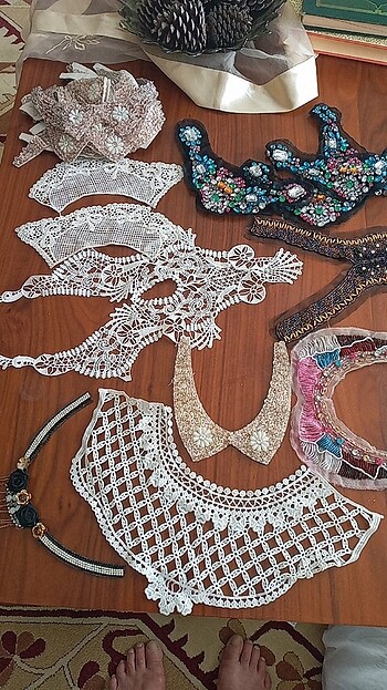 Beden Elbiselerin yakalarına kullanılabilir el işleme boncuk yakalar
