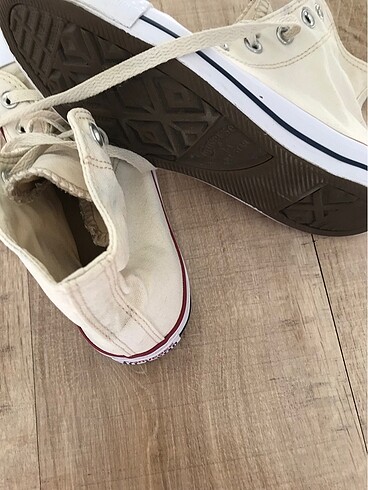 37,5 Beden beyaz Renk Orijinal Converse?