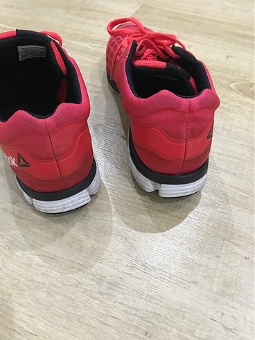 42 Beden kırmızı Renk Reebok orjinal