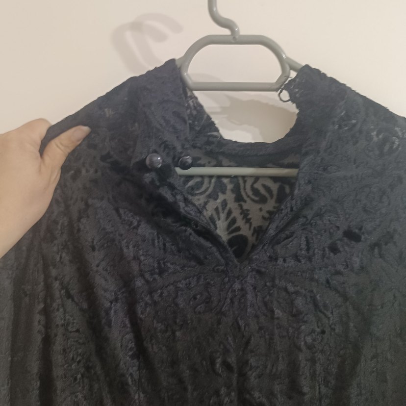 V Yaka Düğmeli Siyah Gotik Kadın Bluz - Görsel 3