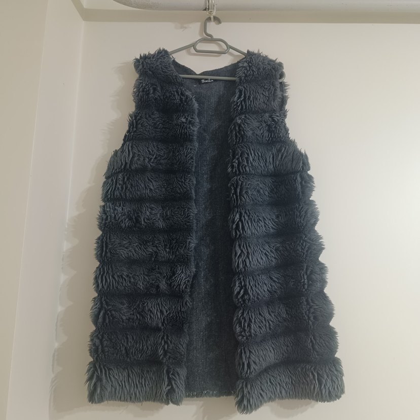 Gri Peluş Detaylı Kadın Yelek - Görsel 2