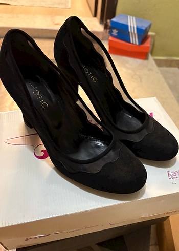 Siyah Elastik Detaylı Gotik Stiletto