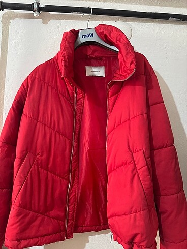 Stradivarius kırmızı şişme mont