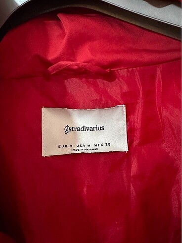 m Beden Stradivarius kırmızı şişme mont