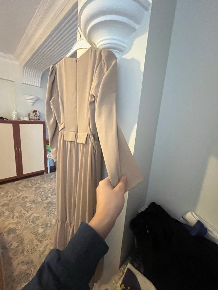 Bej Pileli Uzun Kadın Elbise - Görsel 3