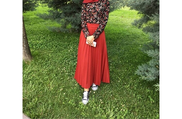 Kırmızı pileli etek