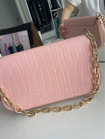 Pembe çanta