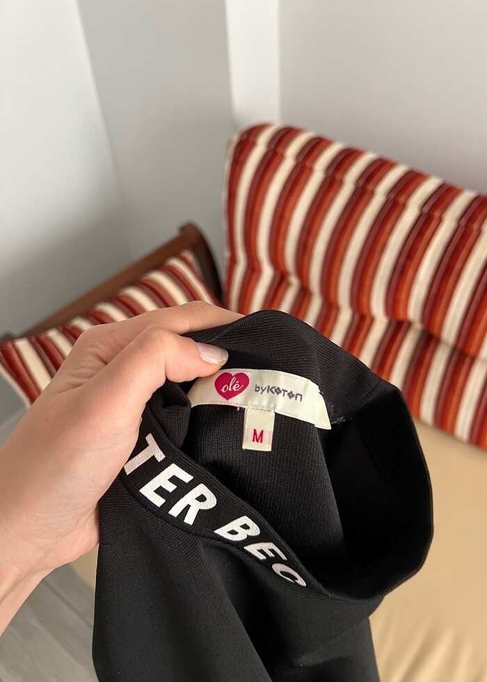 Koton yakası yazılı siyah sweatshirt - Görsel 3