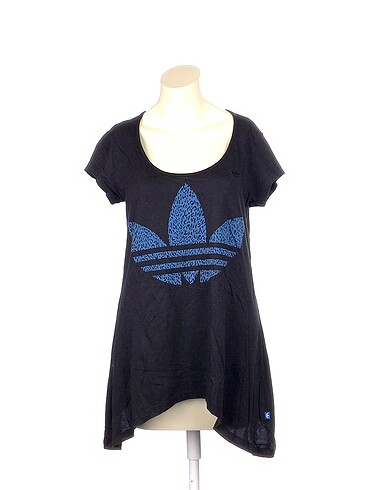 Adidas T-shirt %70 İndirimli.