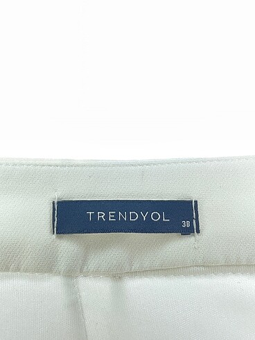 38 Beden beyaz Renk Trendyol & Milla Mini Şort %70 İndirimli.