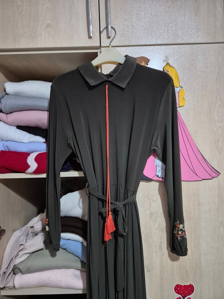 Püsküllü Haki İşlemeli Uzun Elbise - Görsel 3