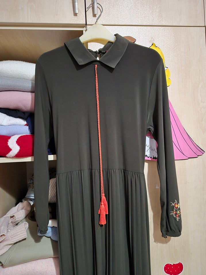 Püsküllü Haki İşlemeli Uzun Elbise - Görsel 2