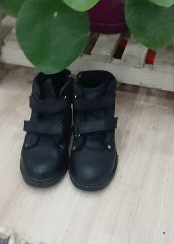29 Beden Siyah Erkek Çocuk Kauçuk Tokalı Bot